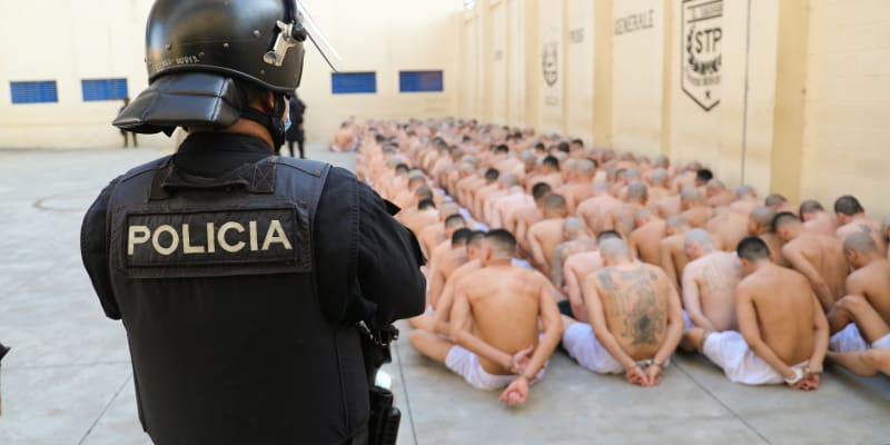 Při raziích proti zločineckým gangům v Salvadoru bylo pozatýkáno už na sto tisíc lidí.