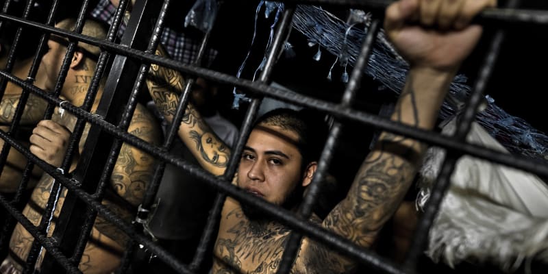 Při raziích proti zločineckým gangům v Salvadoru bylo pozatýkáno už na sto tisíc lidí.