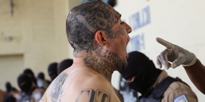 Prohlídka jednoho ze zadržených v salvadorské věznici