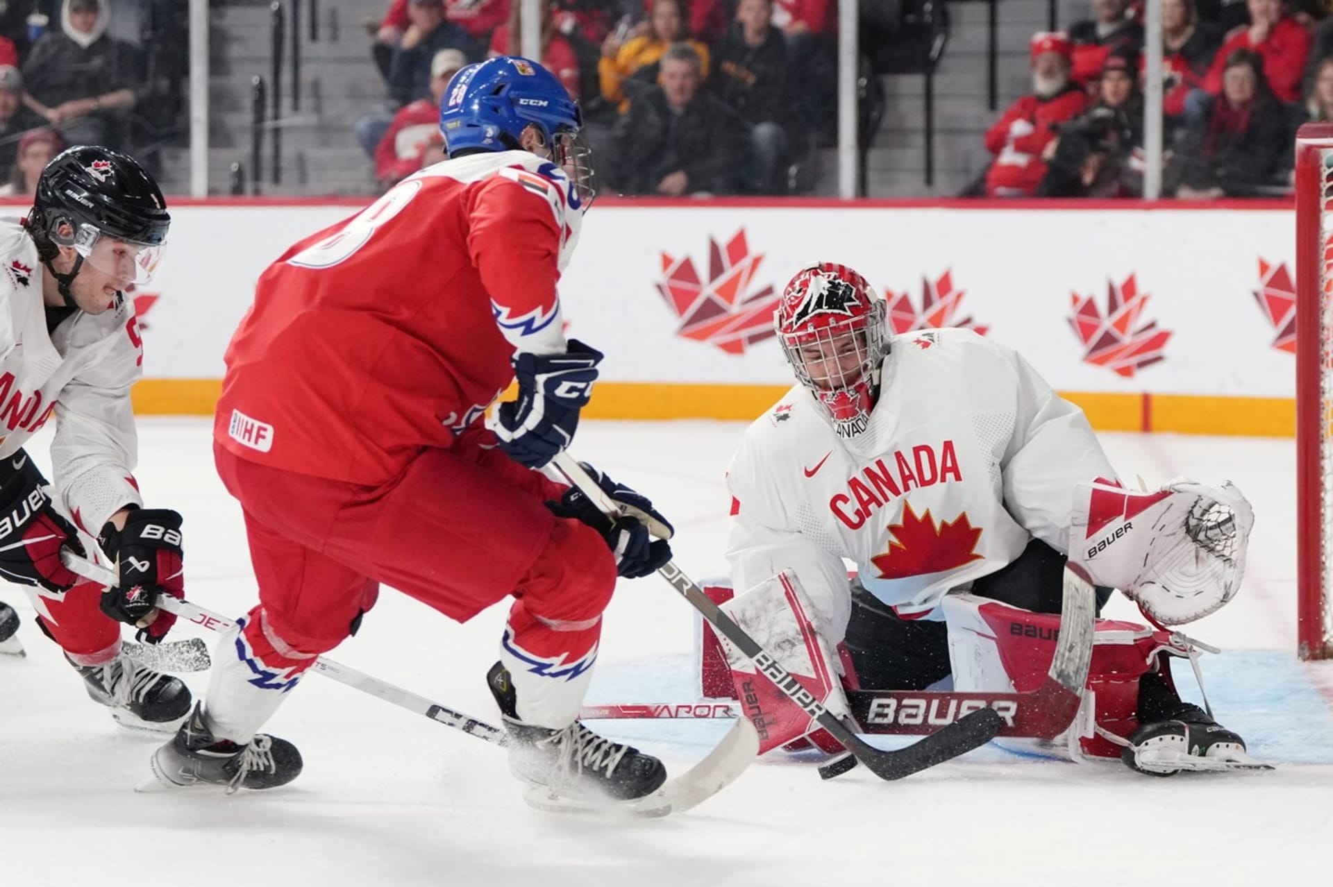 Čeští hokejisté zaskočili na úvod MS juniorů obhájce titulu Kanadu. 