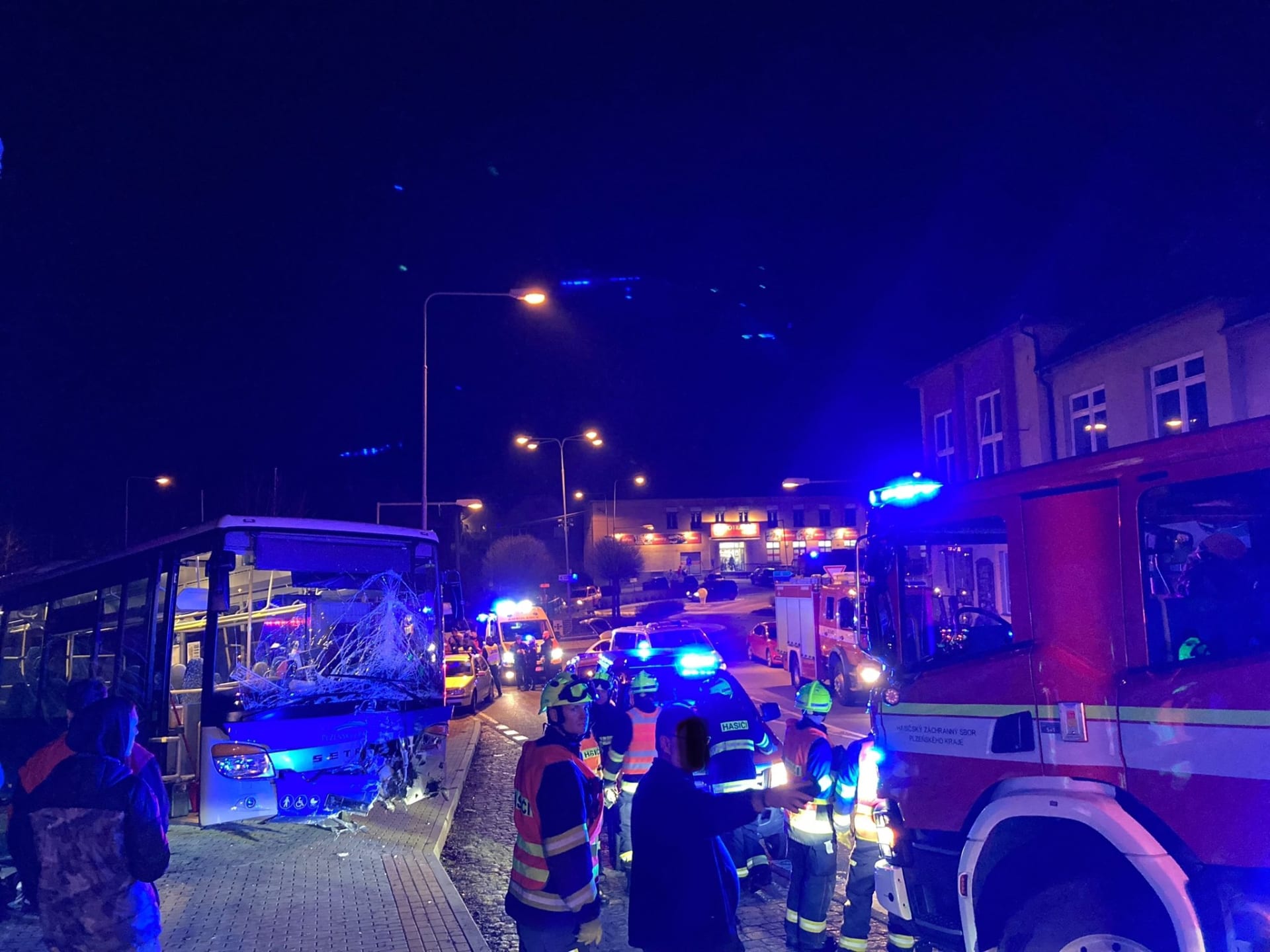 Ve Šťáhlavech na Plzeňsku se srazil autobus s osobním vozem