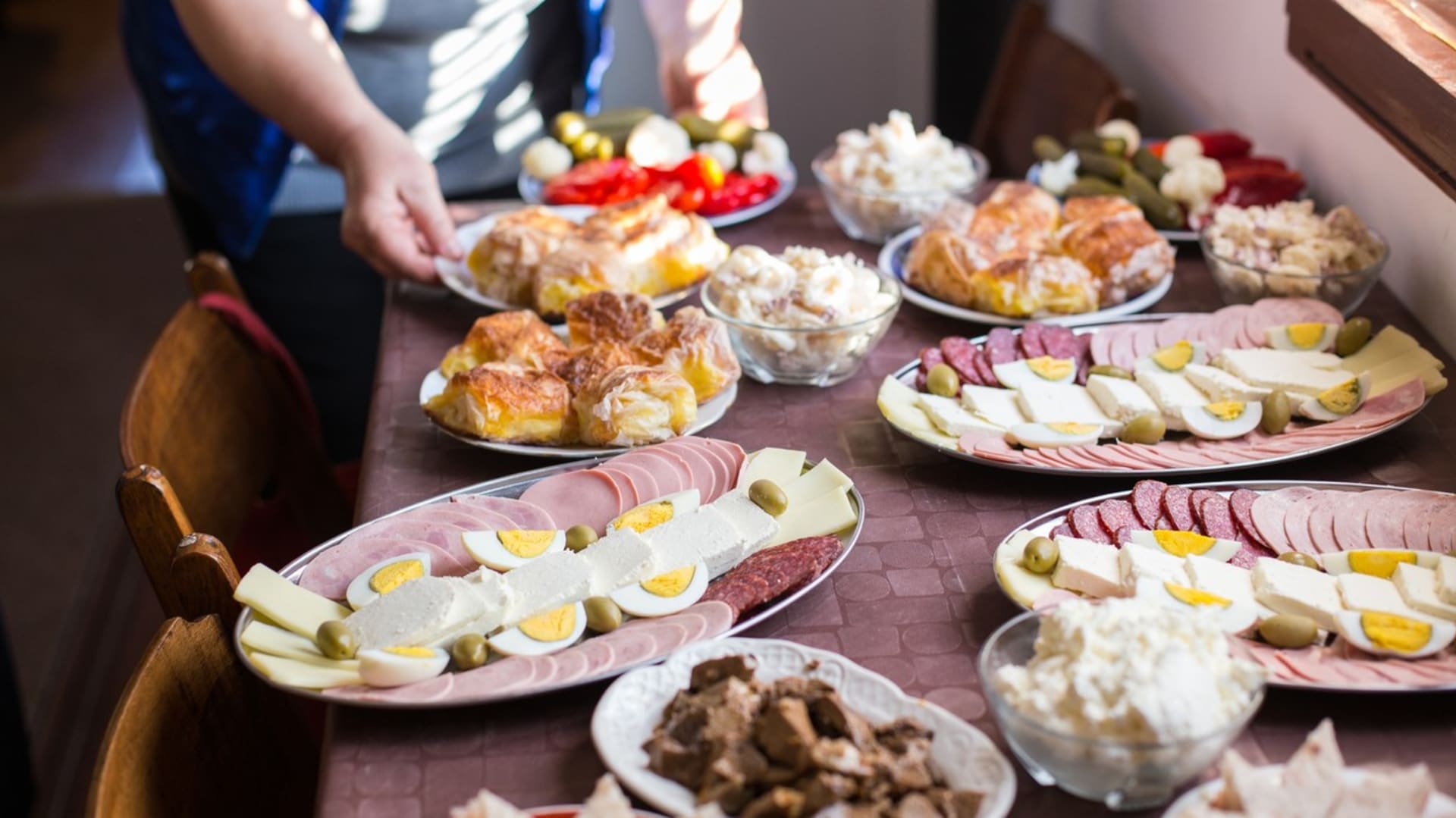 Obložené talíře, chlebíčky, kanapky a slané pochutiny na silvestrovskou tabuli patří.
