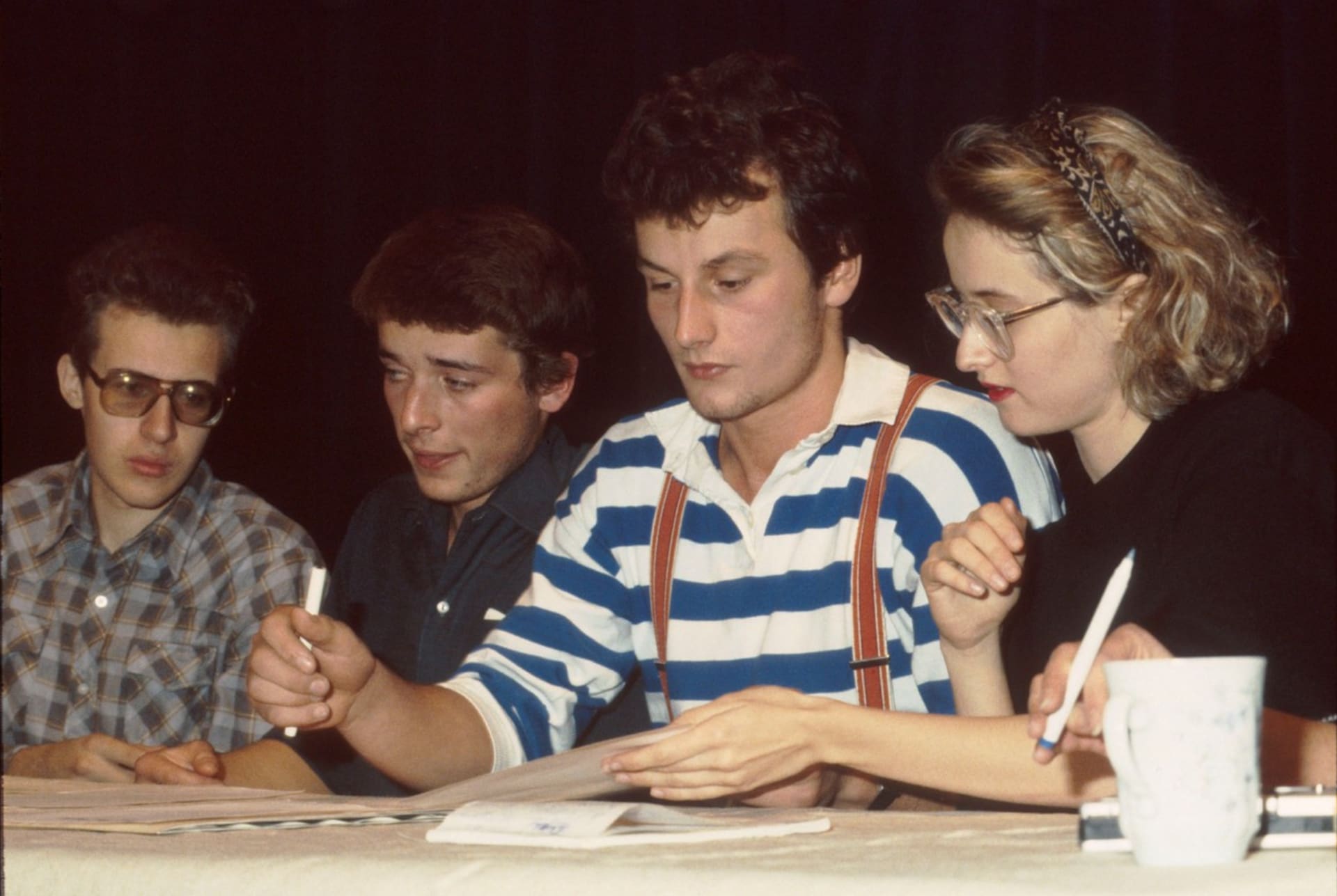 Šimon Pánek (2. zleva) a Monika Pajerová (vpravo) během setkání pražského studentského stávkového výboru s novináři. (23.11.1989)