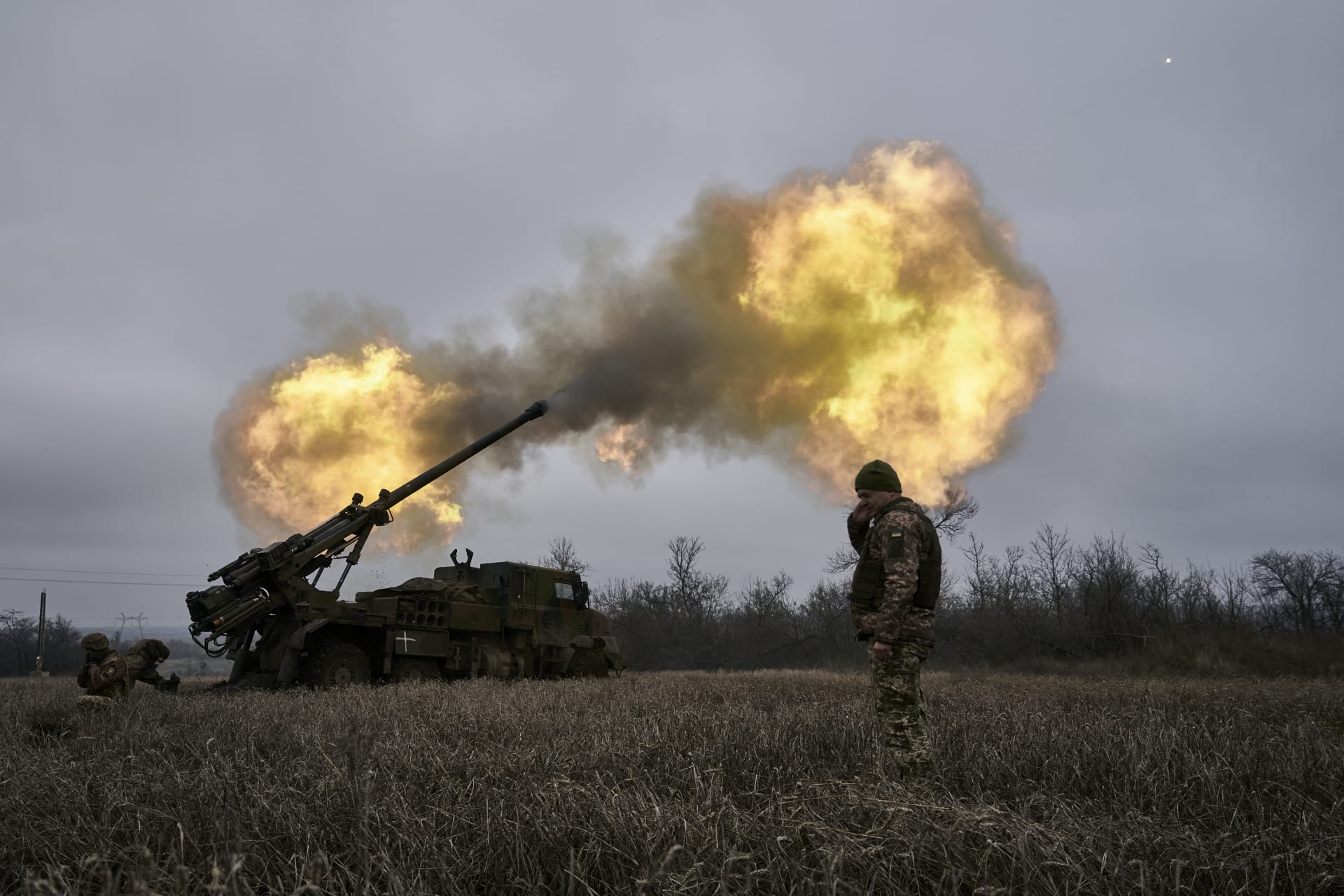 Ukrajinští vojáci pálí z francouzské samohybné houfnice CAESAR na ruské pozice.
