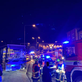 Ve Šťáhlavech na Plzeňsku se srazil autobus s osobním vozem