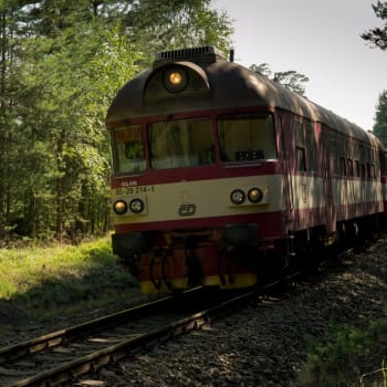 Provoz na trati u Oseka zastavila nehoda. Vlak narazil do hromady kamení.