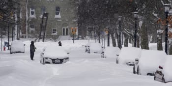 Sněhová bouře dál drtí USA. V Buffalu policie zakázala používání aut, lidé v nich umrzali