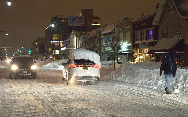 Úřady v Buffalu, druhém největším městě amerického státu New York, zavedly zákaz používání silničních vozidel kvůli pokračující sněhové bouři.