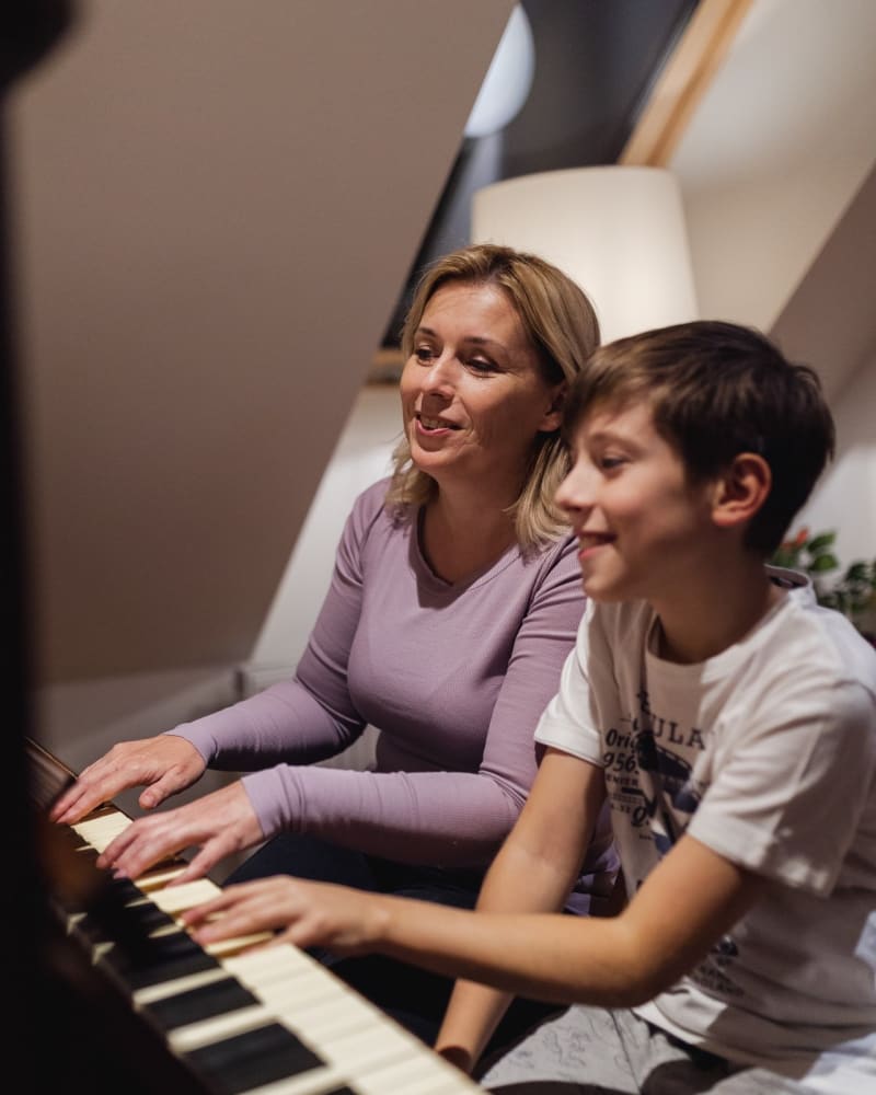 Danuše Nerudová hraje se svým synem na piano.
