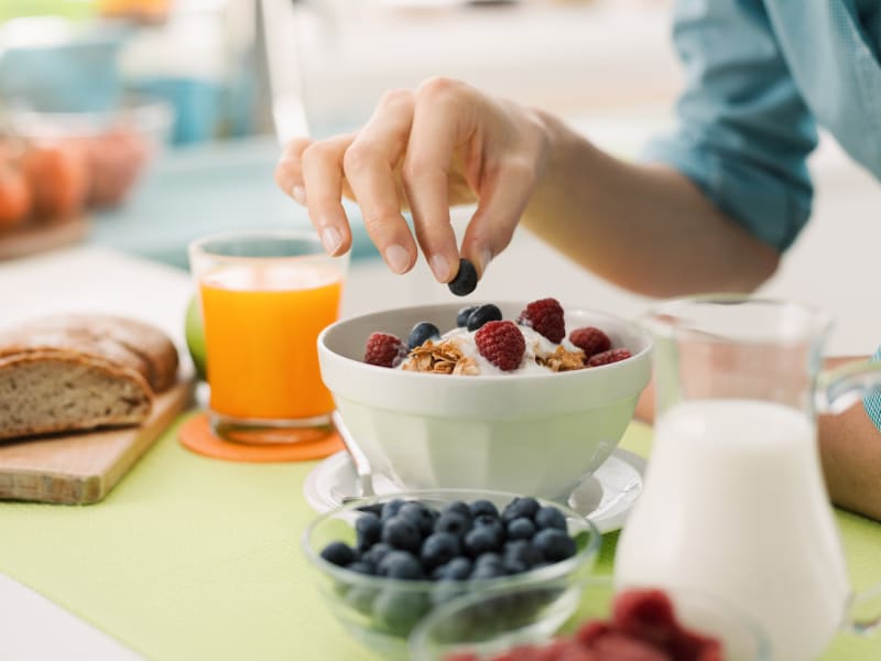 Jogurt s čerstvým ovocem poslouží jako zdravá svačina i při nachlazení.