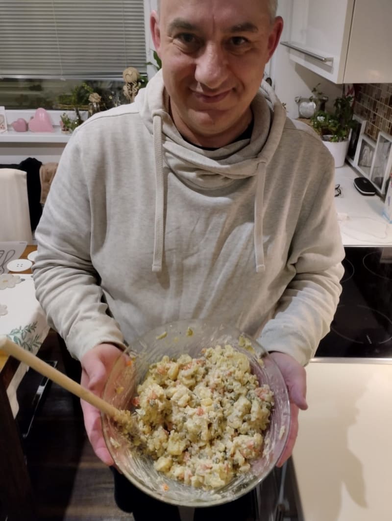 Odborový předák Josef Středula, když připravoval pro rodinu bramborový salát.