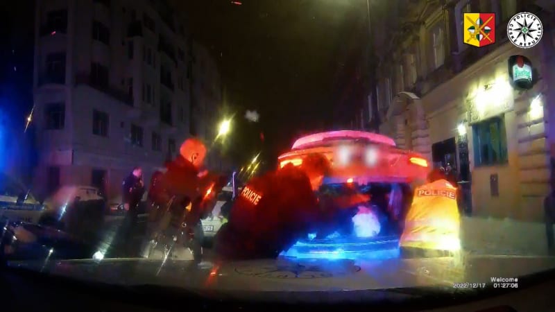 Agresivní řidič se snažil ujet v Praze policistům.