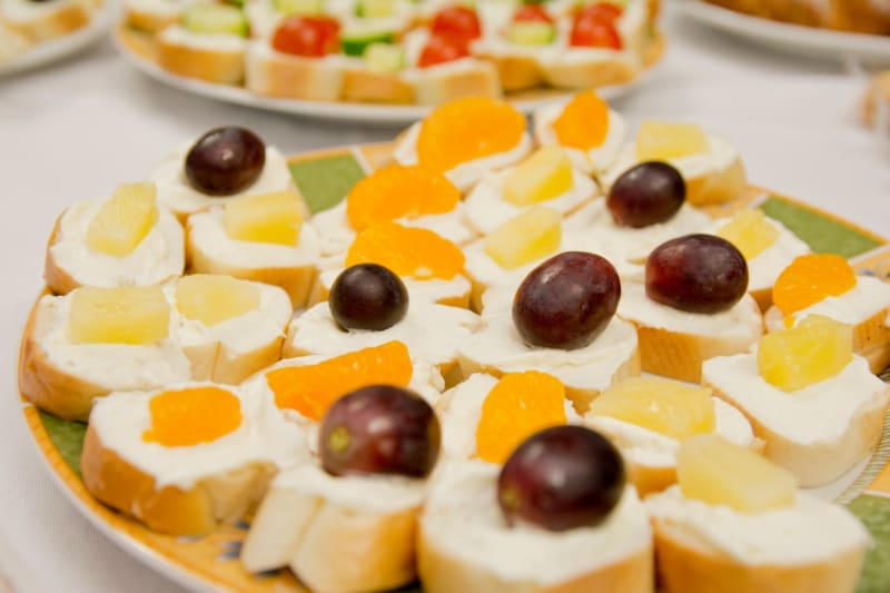 Sýrové jednohubky s ovocem zná také mnoho českých rodin.