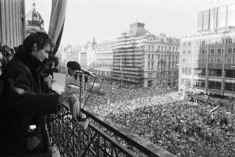 Šimon Pánek jako jeden z koordinátorů stávkujících studentů zdraví účastníky demonstrace při příležitosti Dne lidských práv na Václavském náměstí (10.12.1989)