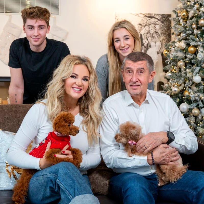Andrej Babiš s rodinou a svými psy o Vánocích.