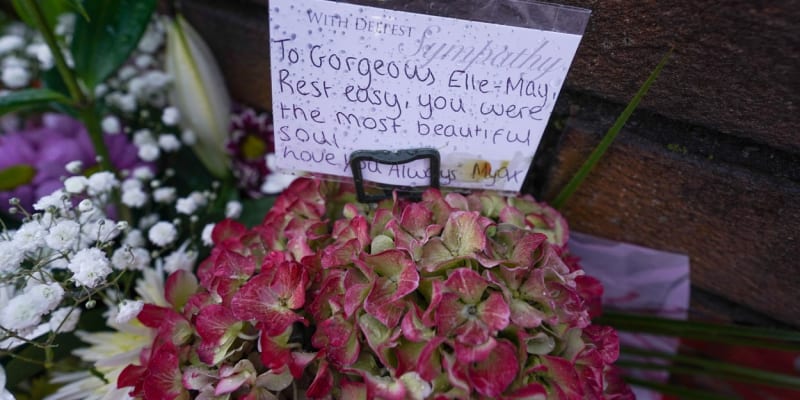 K místu tragédie lidé nosí květiny se vzkazy.