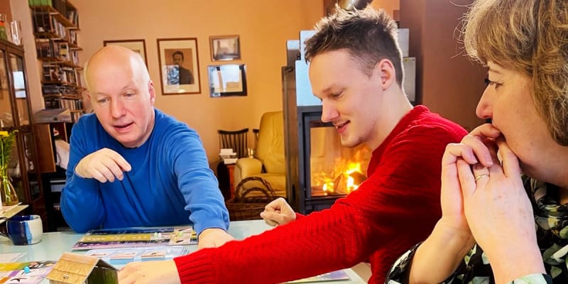 Pavel Fischer často tráví volný čas tím, že hraje hry se svou rodinou.