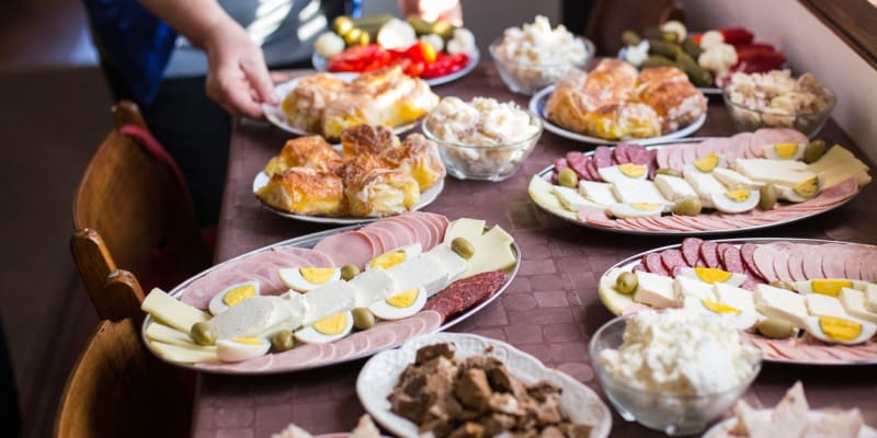 Obložené talíře, chlebíčky, kanapky a slané pochutiny na silvestrovskou tabuli patří.