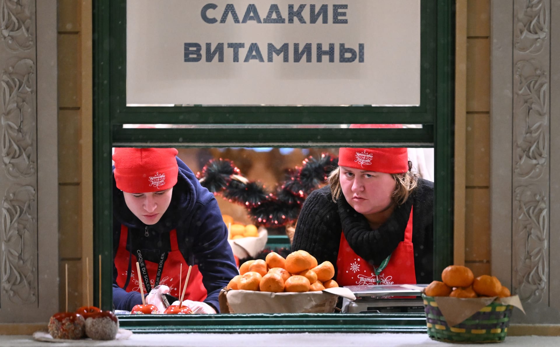 Nedůvěřivé pohledy obchodnic na jednom z moskevských tržišť.