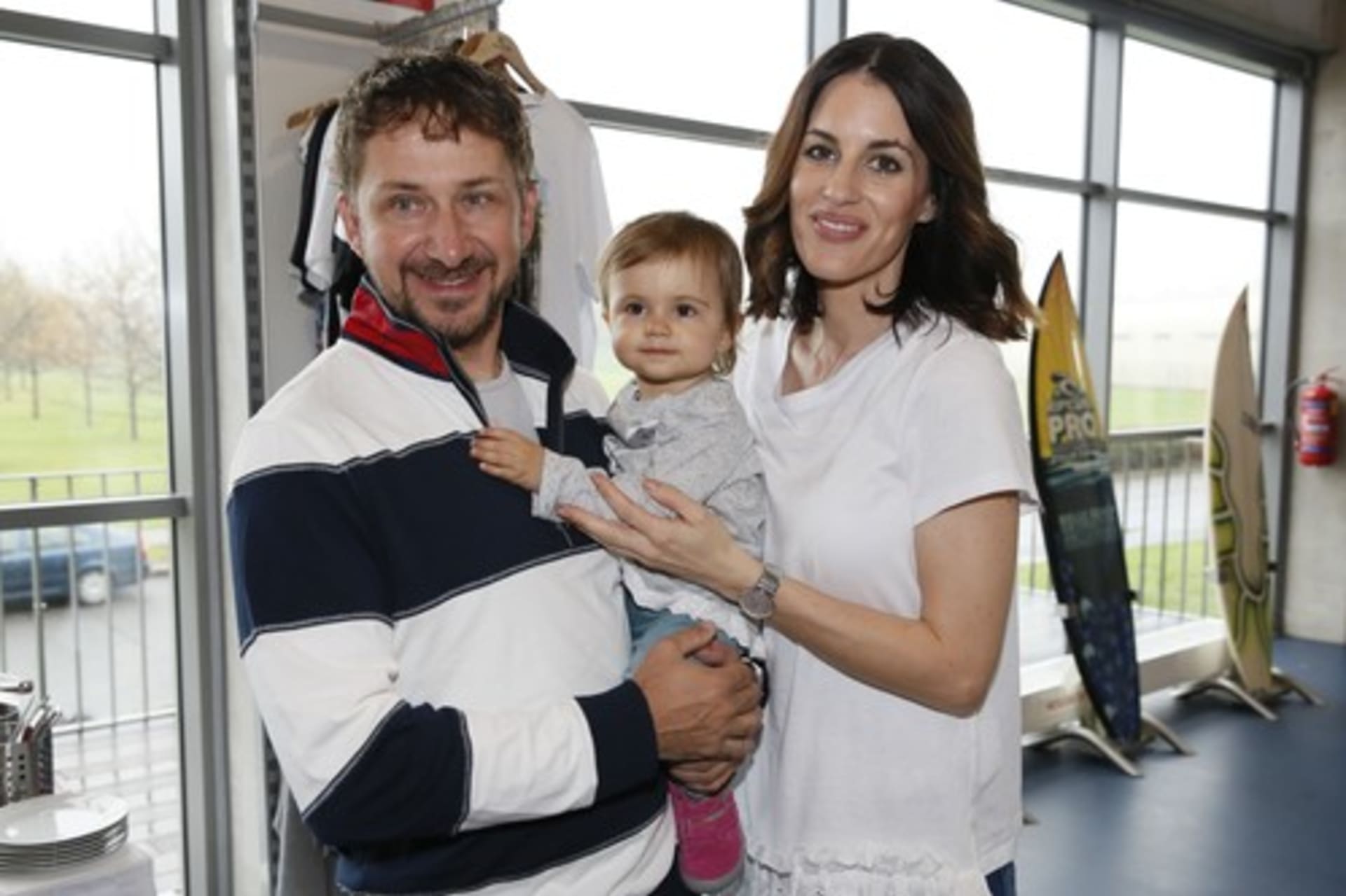 David Křížek s dcerou a manželkou Lucií.