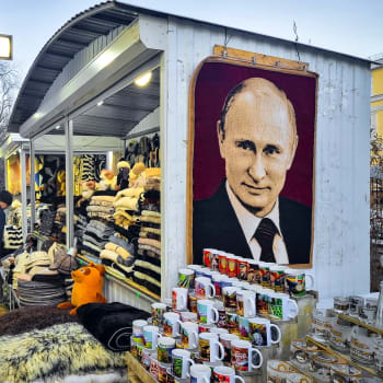 Podezřívavý pohled muže na tržišti v Kislovodsku směřuje k podobizně Vladimira Putina.