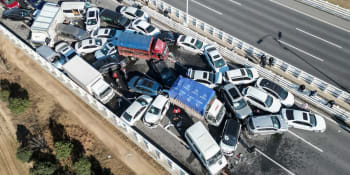 Hromadná nehoda nebývalých rozměrů. Srážka více než 200 aut zablokovala most v Číně