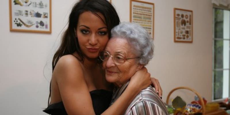 Agáta Hanychová s babičkou Olgou.