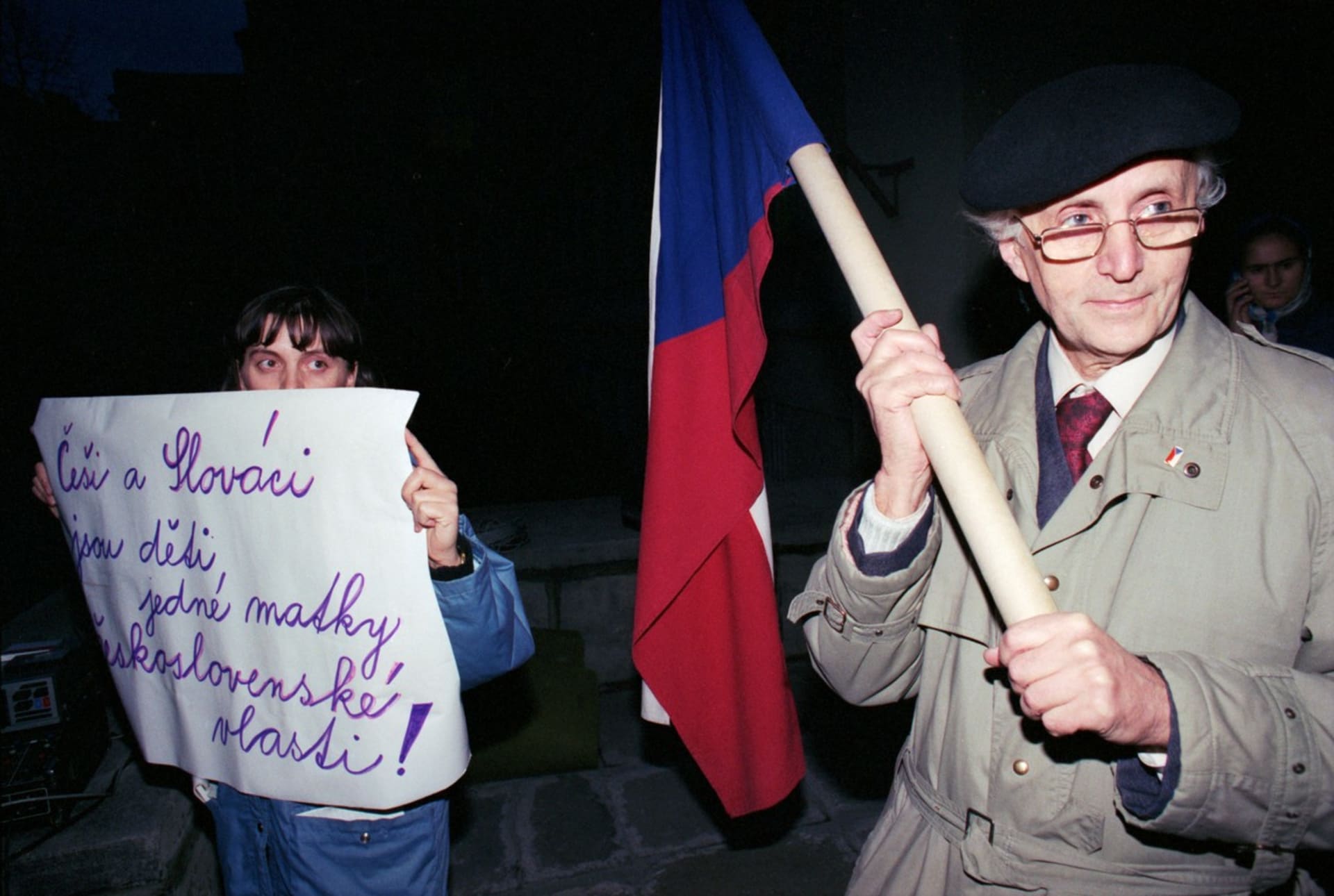 Federalisté prohráli. Referendum jako jediné řešení problému rozpadu státu požadovalo asi 70 účastníků manifestace na Albertově, kterou 17. listopadu 1992 uspořádal petiční výbor Za společnou budoucnost, Národně demokratická strana (NDS) a Demokratická strana Československa.