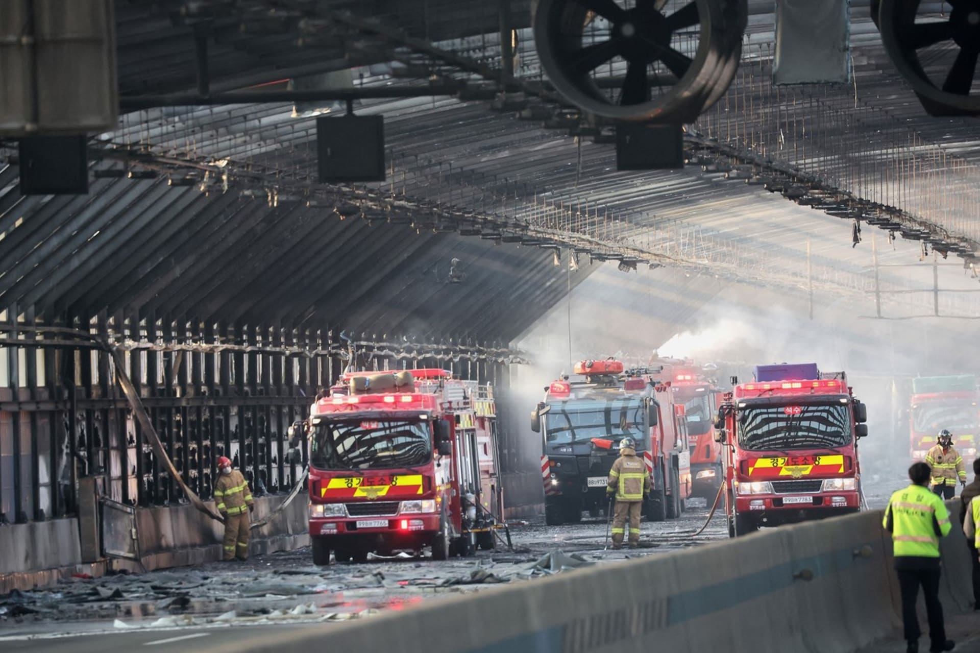 Pět lidí zahynulo po nehodě autobusu a nákladního auta, která způsobila obrovský požár v tunelu dálnice na předměstí Soulu.