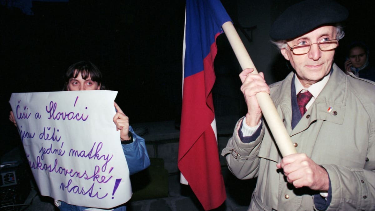 Mnoho Čechoslováků se v roce 1992 stále nemohlo smířit s koncem Československa.