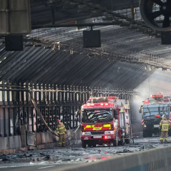 Šest lidí zahynulo po nehodě autobusu a nákladního auta, která způsobila obrovský požár v tunelu dálnice na předměstí Soulu.