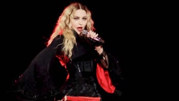 Děsivá Madonna ve spodním prádle. Matka šesti dětí provokuje i o Vánocích