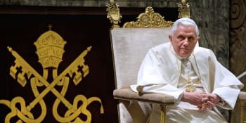 Bývalý papež Benedikt je stále ve vážném stavu. Vatikán schválil průběh smutečních obřadů