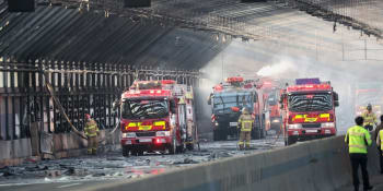 Smrt v plamenech. Požár po nehodě na dálnici u Soulu si vyžádal pět životů a desítky zranění
