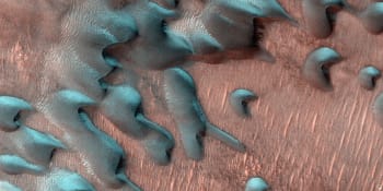 Ledová krása na Marsu. NASA odhalila unikátní snímky, vločky tam mají neobvyklý tvar