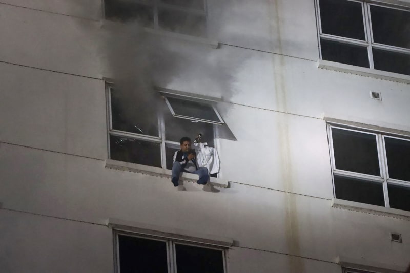 Lidé zřejmě ve snaze o záchranu vlastního života vyskakovali z oken budovy.