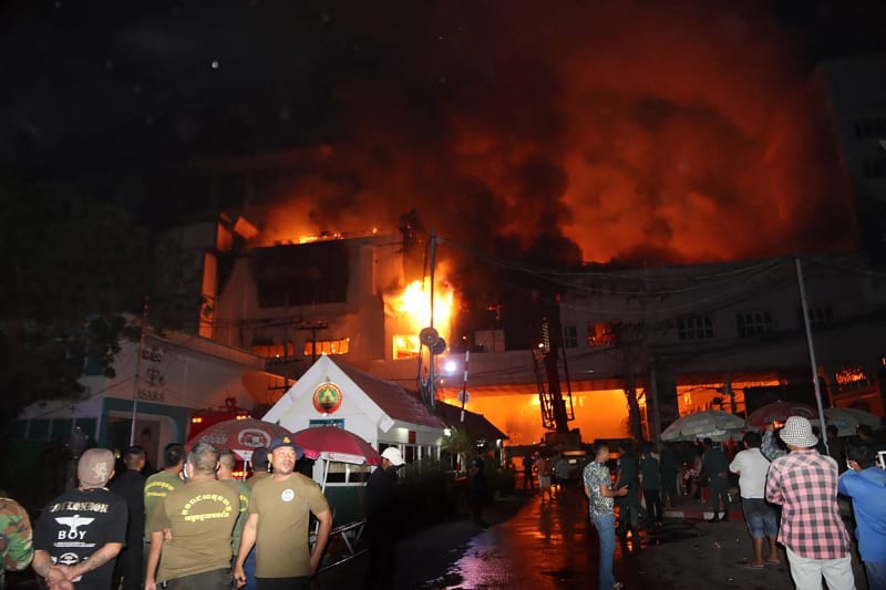 V kambodžském městě Poipet došlo k mohutnému požáru kasina a hotelu.