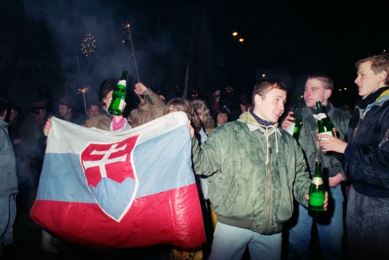 Oslavy vzniku samostatné Slovenské republiky na náměstí SNP v Bratislavě. Noc ze 31. prosince 1992 na 1. ledna 1993