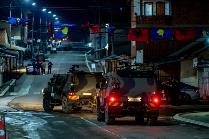 Patrola NATO kontroluje situaci v Kosovu (29. prosinec 2022).