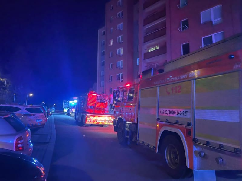 Hasiči v Kopřivnici zasahovali u zřícené příčky v jednom z bytů, zřejmě v důsledku menší exploze.