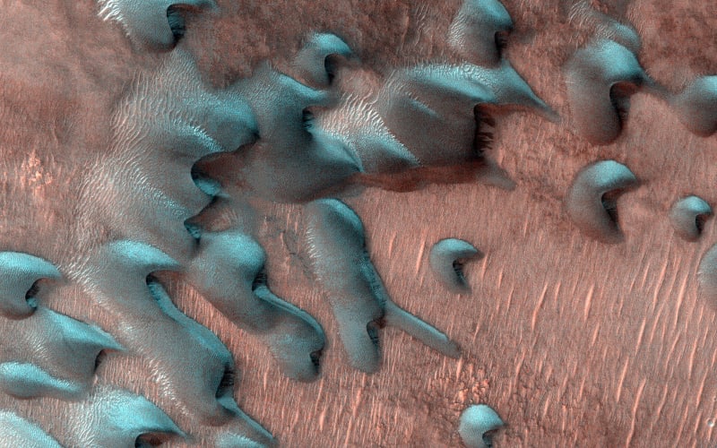NASA odhalila nové snímky planety Mars, tentokrát v zimním období.