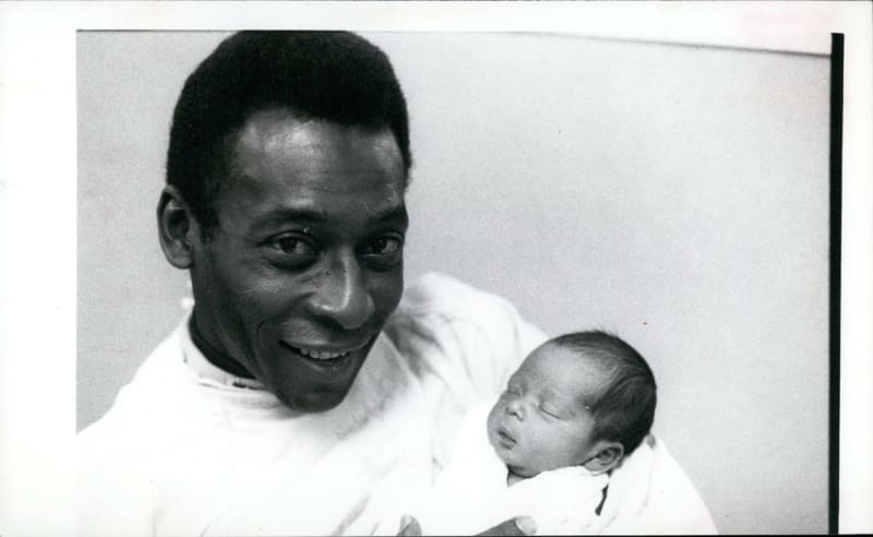 Legendární fotbalista Pelé se svou novorozenou dcerou Jennifer.