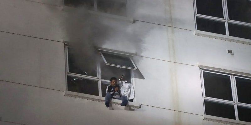 Lidé zřejmě ve snaze o záchranu vlastního života vyskakovali z oken budovy.