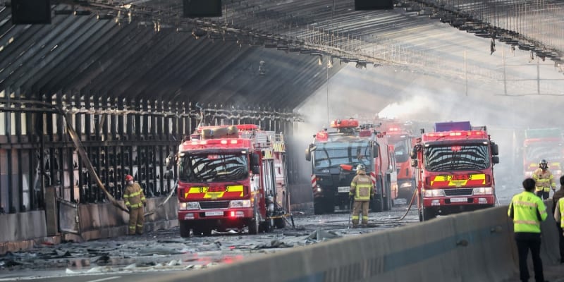Pět lidí zahynulo po nehodě autobusu a nákladního auta, která způsobila obrovský požár v tunelu dálnice na předměstí Soulu.
