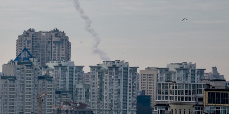 Ukrajinský systém protivzdušné obrany zachytil raketu odpálenou ruskými silami na Kyjev (29. prosinec 2022).
