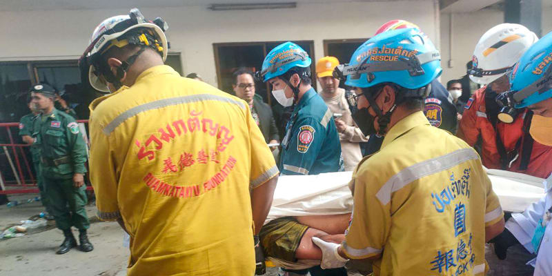 Mohutný požár si vyžádal několik mrtvých a desítky zraněných.