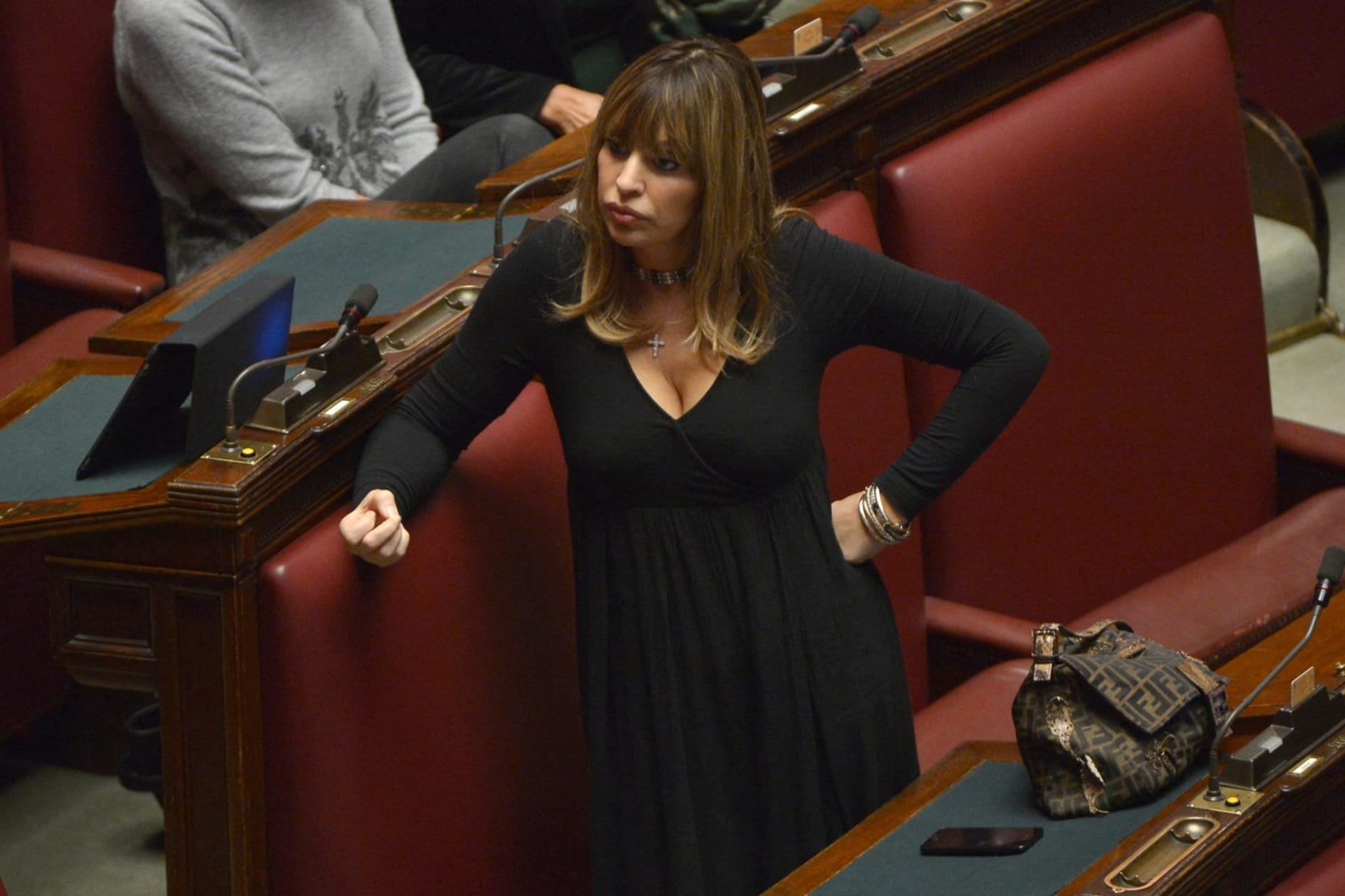 Alessandra si na půdě italského parlamentu příliš servítky nebere.