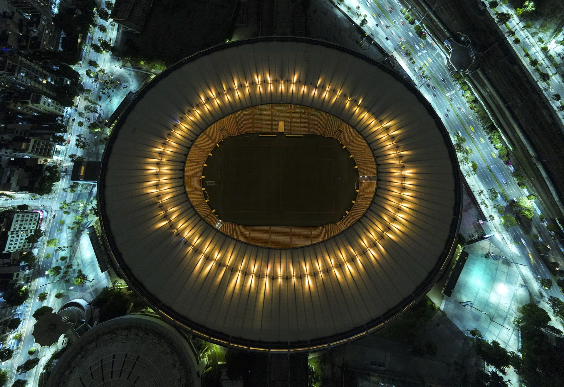 Ikonický brazilský stadion Maracaná nasvícený na Pelého počest.