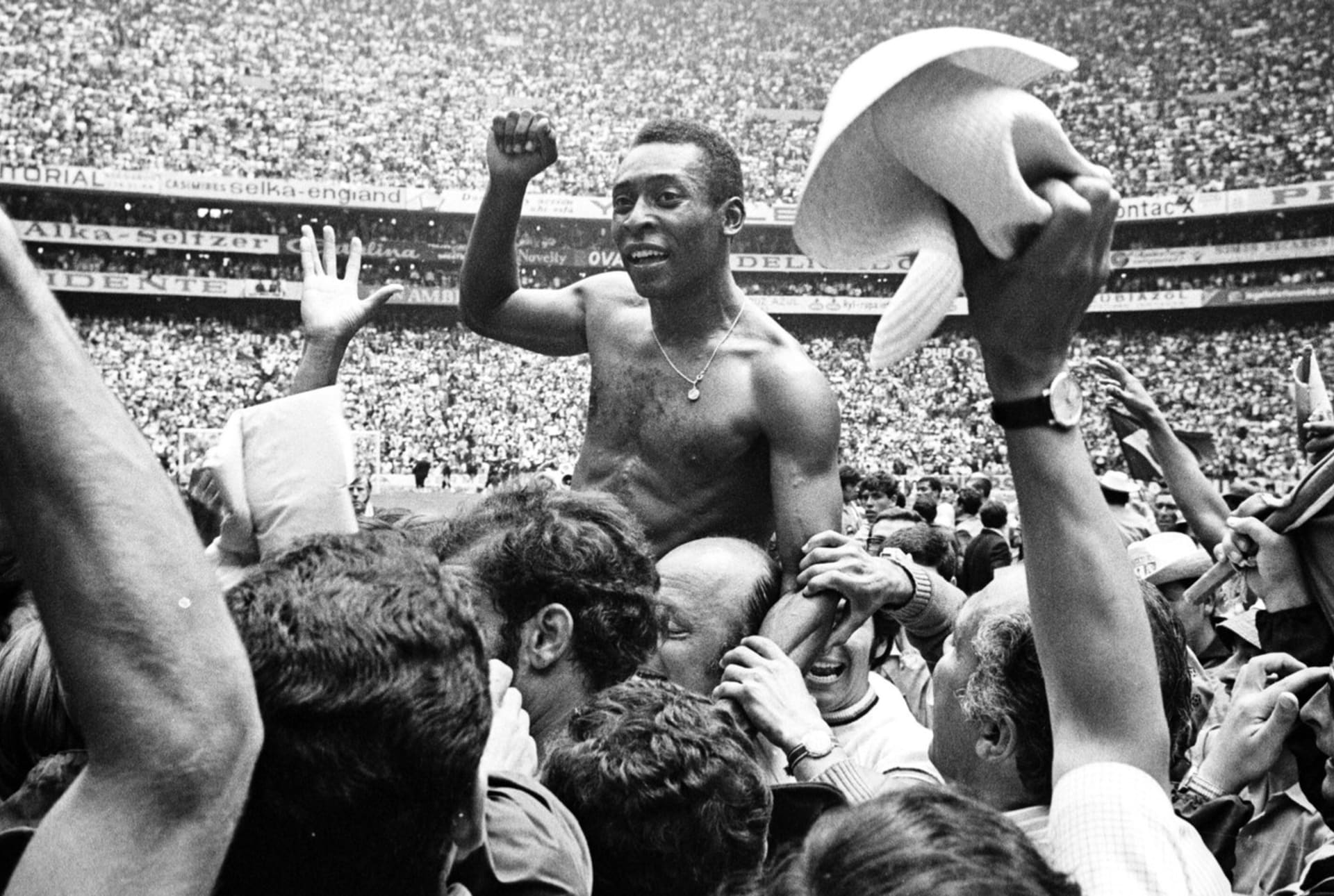 Pelé se stal fotbalovou legendou již v mládí, dodnes jej v Brazílii uctívají téměř jako Boha.