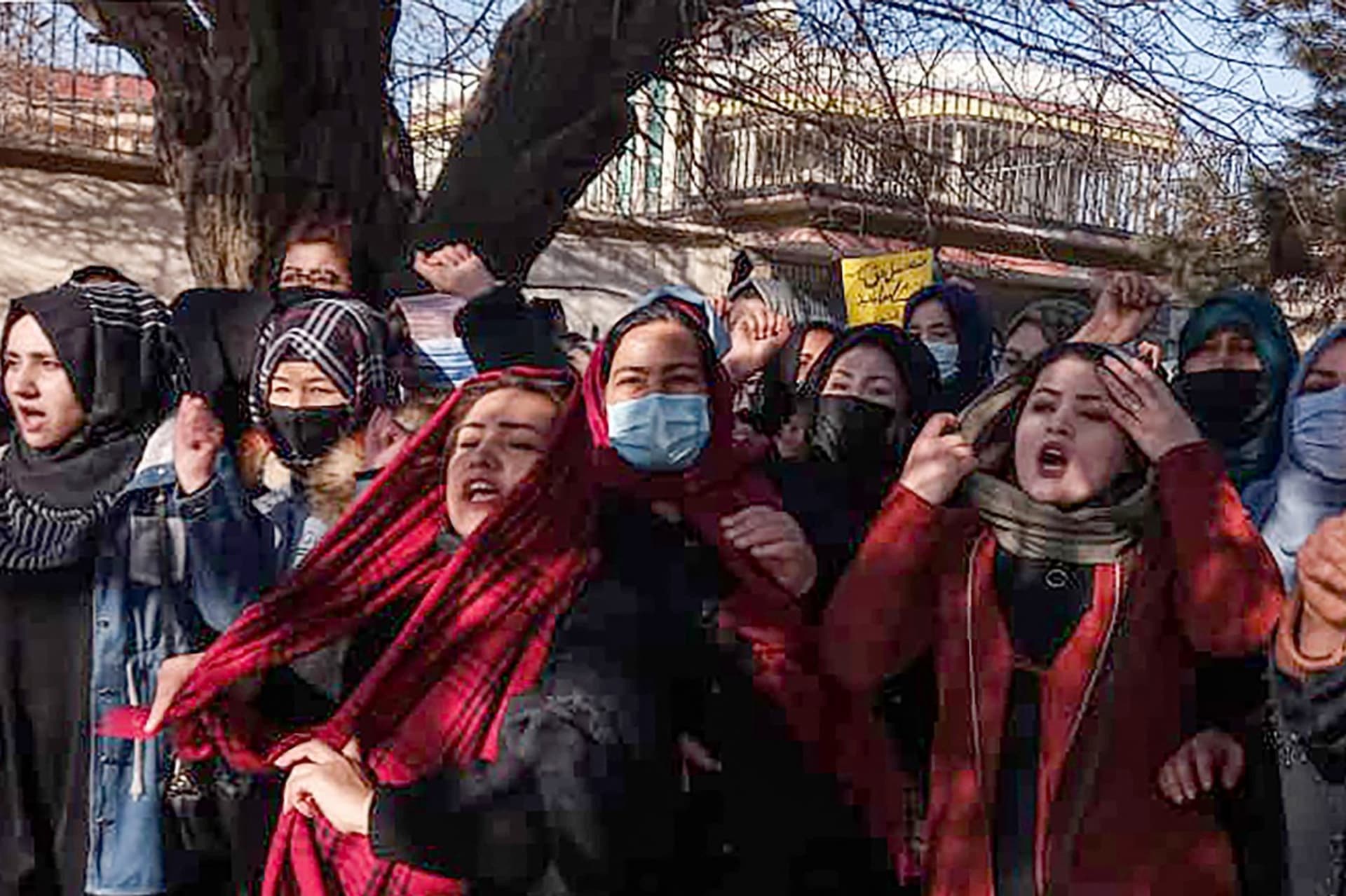 Afghánské ženy protestující proti zákazu vysokých škol